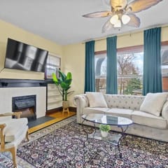 Chic Apt 5 blocks from Downtown w/Parking
