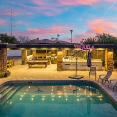Lux Resort - Pool, Pickleball, Hot Tub, and more!