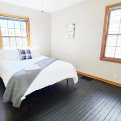 Cozy bedroom A in cute neighbourhood W Free Wi-Fi.