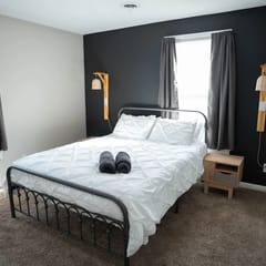 2 Cozy & Stylish Queen Beds in Fort Wayne