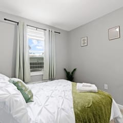 Downtown Apt w Free Parking near Electric Works
