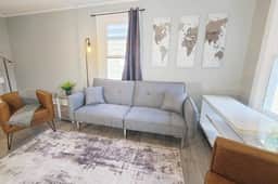 Pet Friendly Apt w/backyard near Downtown - Image 4