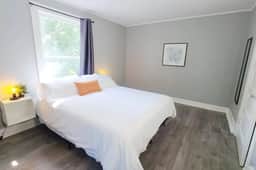 Pet Friendly Apt w/backyard near Downtown - Image 2