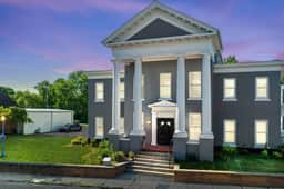 Historic Mansion Apt 3 in Downtown w/Free Parking - Image 4