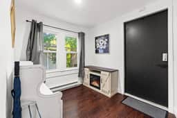 Brickhouse Apt w/Free Parking - Image 4