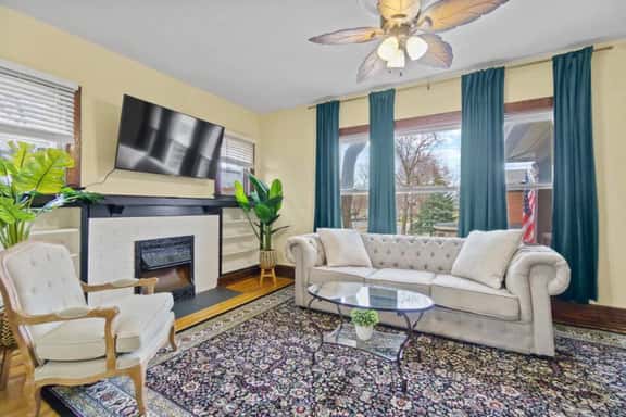Chic Apt 5 blocks from Downtown w/Parking - Image 1