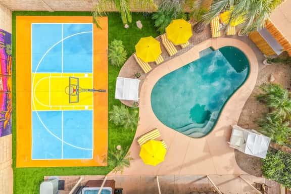 Heated Pool, Spa, Sauna, Mini Golf, Pickleball - Image 1