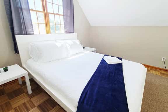 Cozy attic bedroom in cute neighbourhood - Image 1