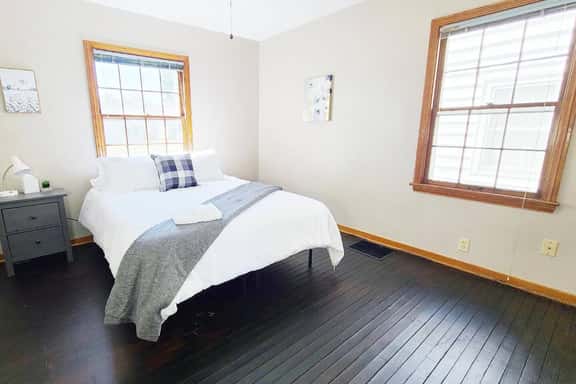 Cozy bedroom A in cute neighbourhood W Free Wi-Fi. - Image 1