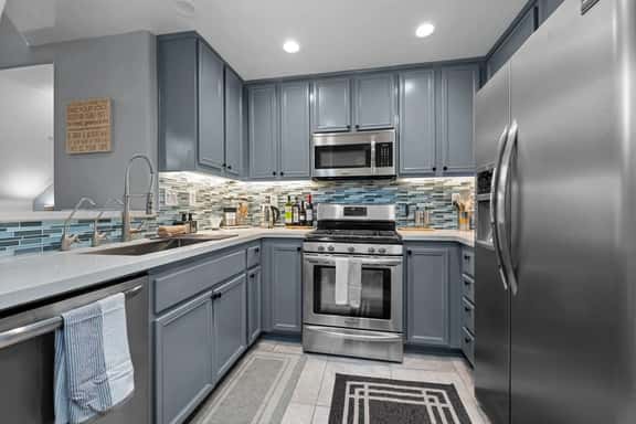 Elegant Touches Home for 6 w/Covered Free Parking - Image 1