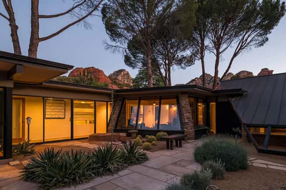 Grand Desert Jewel: Hot Tub, Views & Guest House - Image 1