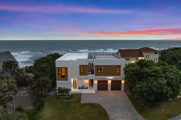 Melbourne Oasis: Beach front, pool & rooftop deck - Image 1