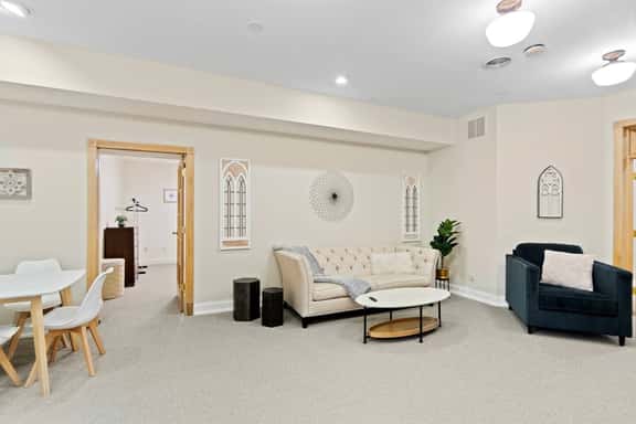 Historic Mansion Apt 2 in Downtown w/Free Parking - Image 1