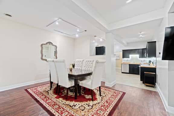 Historic Mansion Apartment 1 W Many Amenities. - Image 1