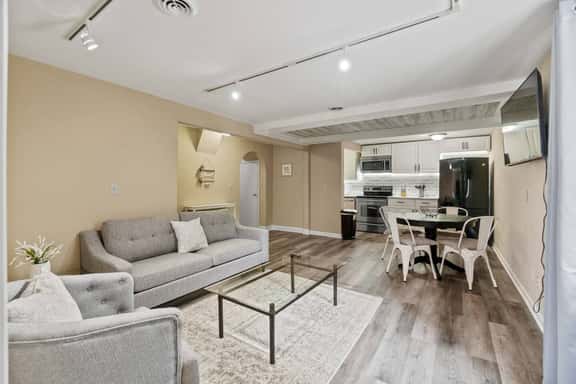 Historic Mansion Apt 3 in Downtown w/Free Parking - Image 1