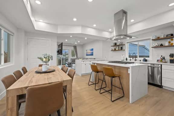 Free Parking! Steps From the Beach! - Image 1