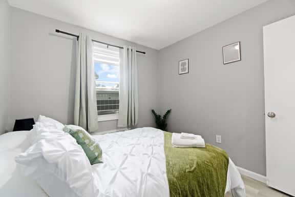Downtown Apt w Free Parking near Electric Works - Image 1