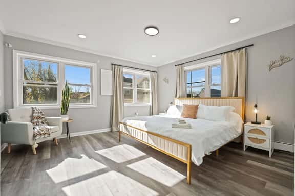 Apt w/King Bed, Free Parking, by Electric Works! - Image 1