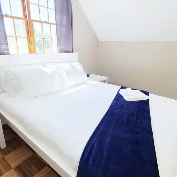 Cozy attic bedroom in cute neighbourhood - Image 1