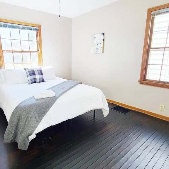 Cozy bedroom A in cute neighbourhood W Free Wi-Fi. - Image 1