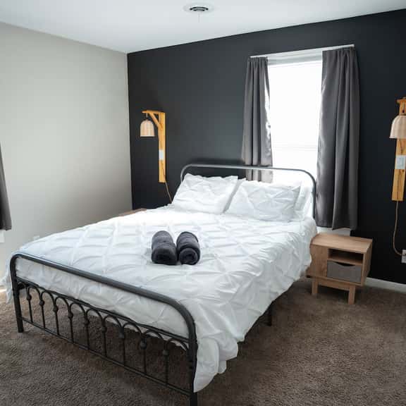 2 Cozy & Stylish Queen Beds in Fort Wayne - Image 1