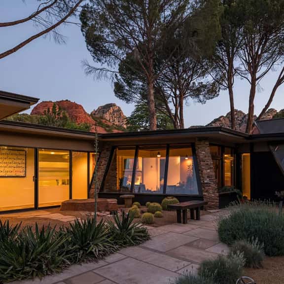Grand Desert Jewel: Hot Tub, Views & Guest House - Image 1