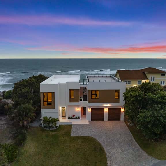 Melbourne Beachfront Pool & rooftop deck Sleeps 20 - Image 1