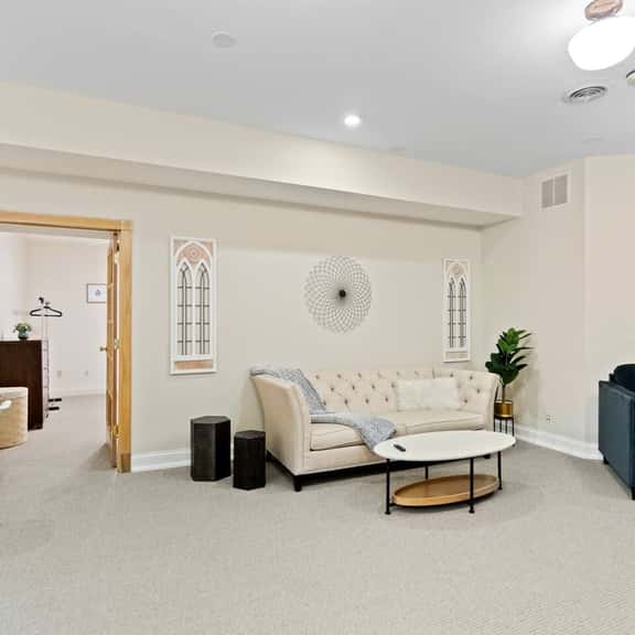 Historic Mansion Apt 2 in Downtown w/Free Parking - Image 1