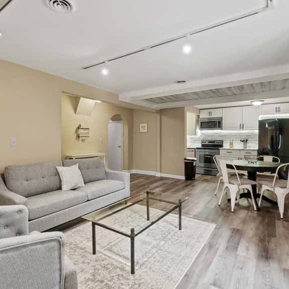 Historic Mansion Apt 3 in Downtown w/Free Parking - Image 1