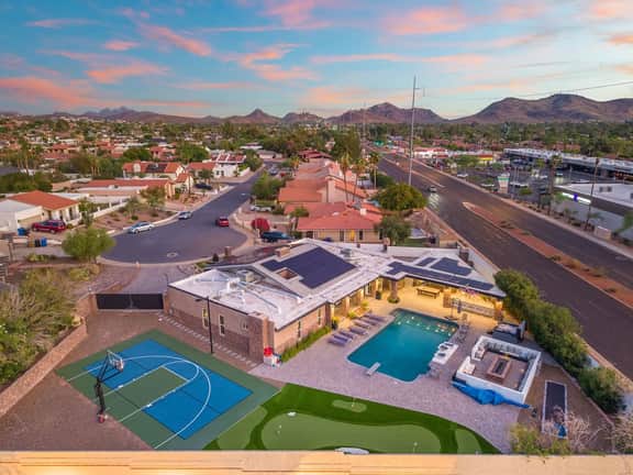 Lux Resort - Pool, Pickleball, Hot Tub, and more! - Image 4