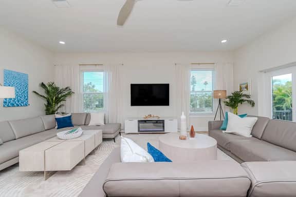 Spacious Beach Retreat, Sleeps 10 | Walk to Gulf - Image 2