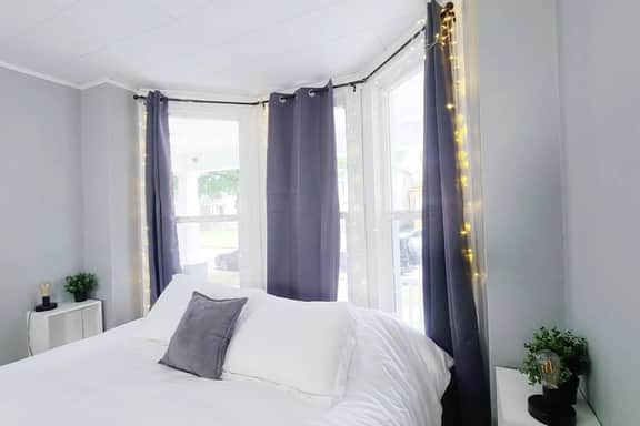 Pet Friendly 2 Bd Apt w/backyard near Downtown - Image 3