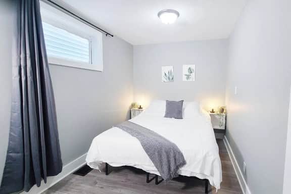 Pet Friendly 2 Bd Apt w/backyard near Downtown - Image 2