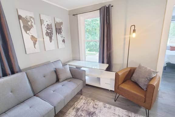 Pet Friendly Apt w/backyard near Downtown - Image 3