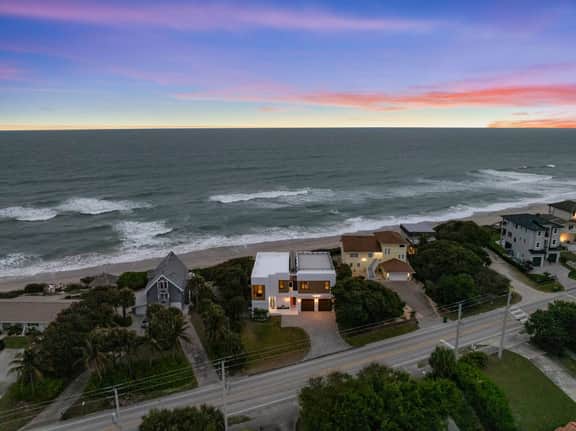 Melbourne Beachfront Pool & rooftop deck Sleeps 20 - Image 3
