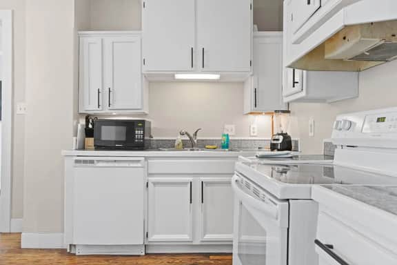 Walkable to Downtown! Home for 7! - Image 4