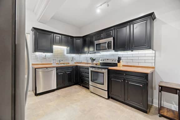 Historic Mansion Apartment 1 W Many Amenities. - Image 2