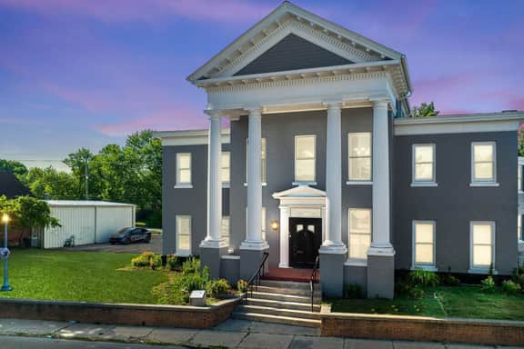 Historic Mansion Apt 3 in Downtown w/Free Parking - Image 4