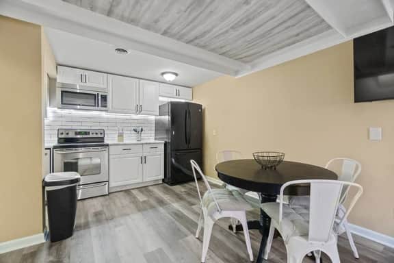 Historic Mansion Apt 3 in Downtown w/Free Parking - Image 5