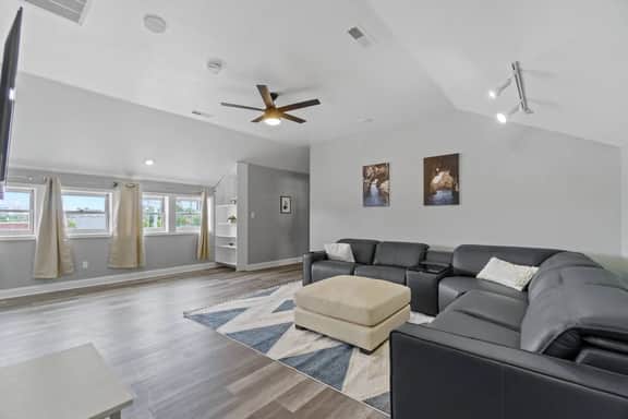 Historic Mansion Penthouse Apt w/CityViews - Image 2