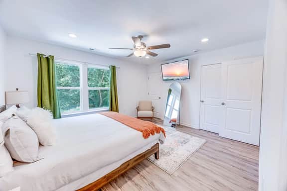Contemporary 3BR Condo: Quick Drive to Downtown - Image 3