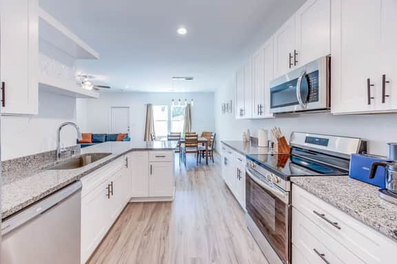 Contemporary 3BR Condo: Quick Drive to Downtown - Image 4