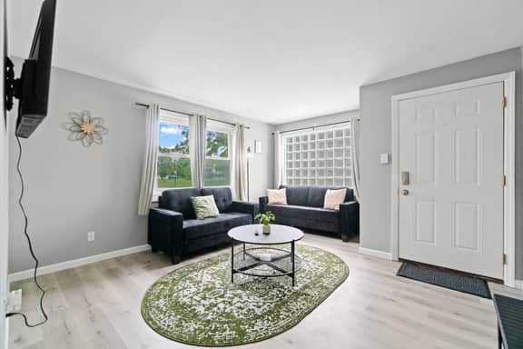 Downtown Apt w Free Parking near Electric Works - Image 2