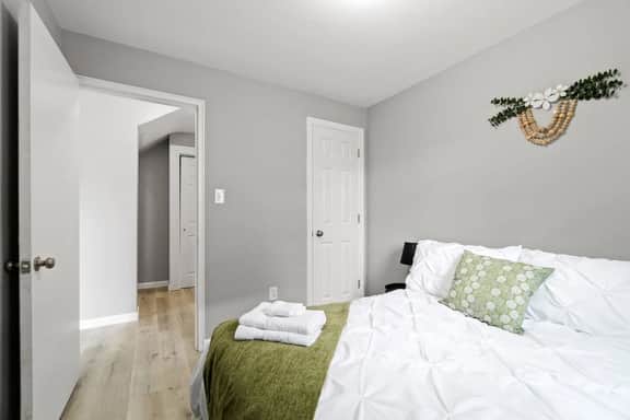 Downtown Apt w Free Parking near Electric Works - Image 5