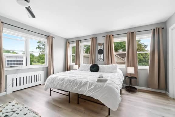 Downtown Studio w King Bed and Free Parking - Image 3